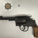 La Policía Local halla un revólver y material para preparar drogas en una vivienda de Vitoria